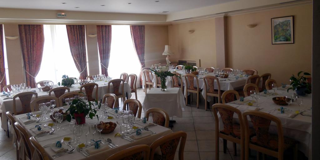 Logis Hotel Restaurant Des Voyageurs Pont-de-Salars Экстерьер фото
