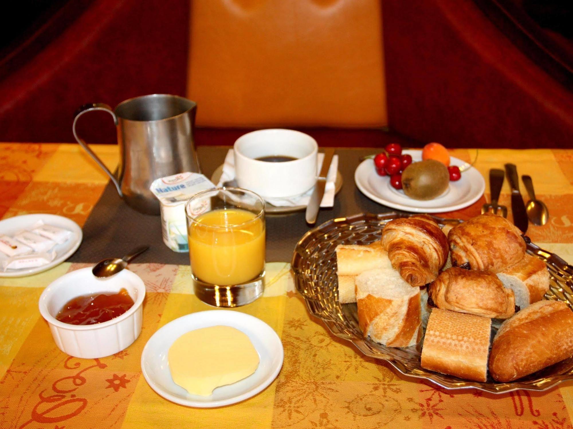 Logis Hotel Restaurant Des Voyageurs Pont-de-Salars Экстерьер фото