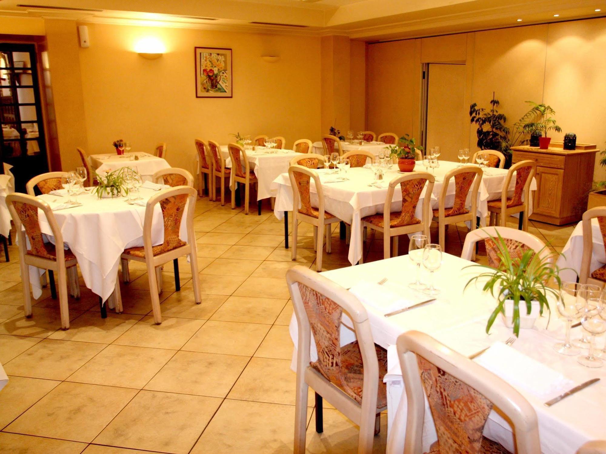 Logis Hotel Restaurant Des Voyageurs Pont-de-Salars Экстерьер фото
